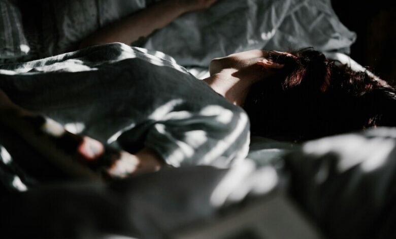 Una persona durmiendo tranquila en su cama