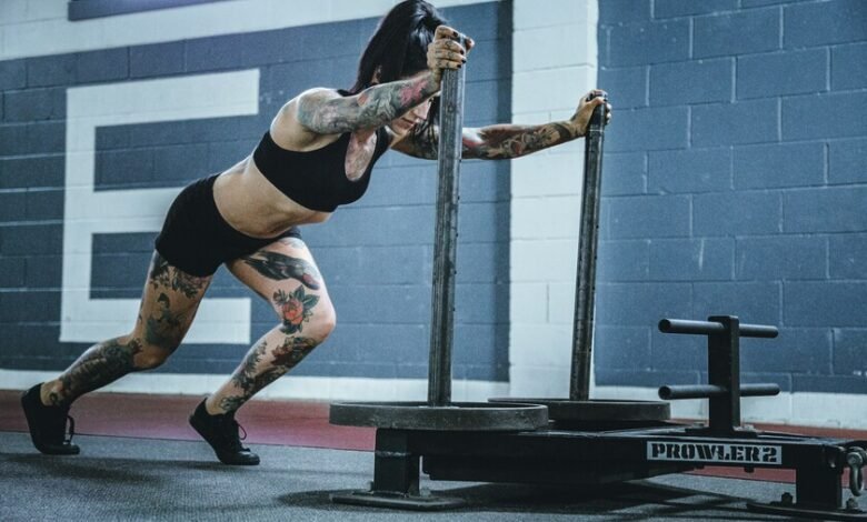Persona realizando ejercicio de entrenamiento híbrido