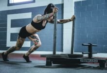 Persona realizando ejercicio en un gimnasio