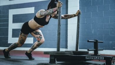 Persona realizando ejercicio en un gimnasio