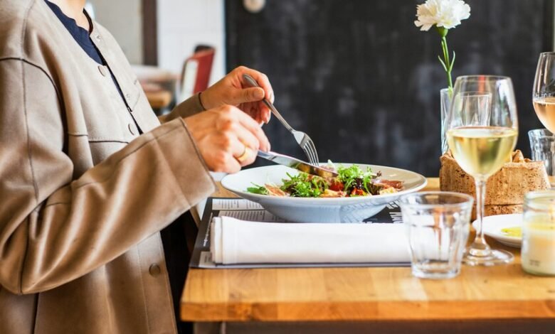 Una mesa con tres comidas diarias: desayuno, comida y cena