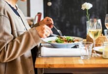 Persona comiendo una comida saludable