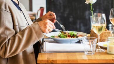 Persona comiendo una comida saludable