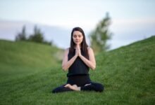 Persona practicando meditación con los ojos cerrados