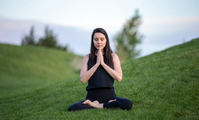 Persona practicando meditación con los ojos cerrados