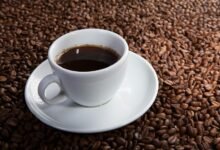 Una taza de café caliente