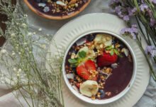 Un tazón de açaí con frutas frescas y granola