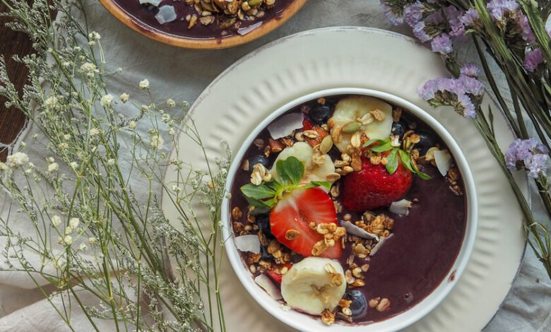 Un tazón de açaí con frutas frescas y granola