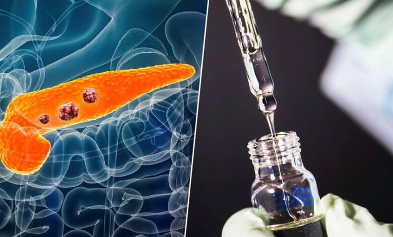 Imagen de un médico examinando una tomografía del páncreas