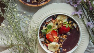 Frutas de açaí frescas sobre una tabla de madera