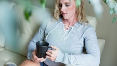Imagen de una mujer consultando con su médico sobre la menopausia