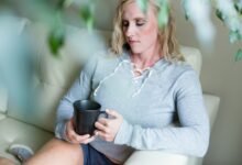Imagen de una mujer sonriente y saludable, simbolizando la importancia de la salud cardiovascular durante la menopausia