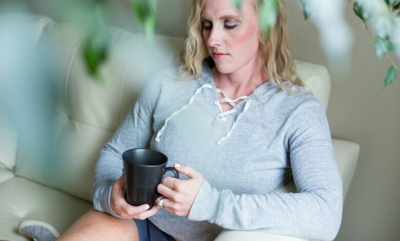 Imagen de una mujer sonriente y saludable, simbolizando la importancia de la salud cardiovascular durante la menopausia