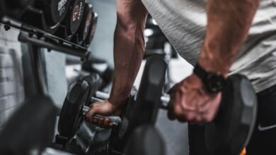 Persona haciendo ejercicios de fuerza en el gimnasio