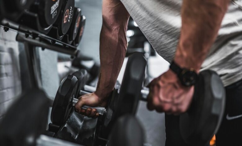 Persona haciendo ejercicios de fuerza en el gimnasio