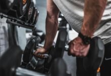 Persona haciendo ejercicio de fuerza en un gimnasio