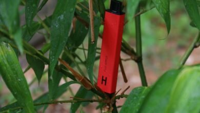 Imagen de un cigarillo electrónico con una cruz roja sobre él, simbolizando el peligro para la salud