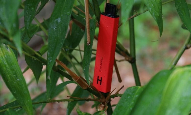 Imagen de un cigarillo electrónico con una cruz roja sobre él, simbolizando el peligro para la salud