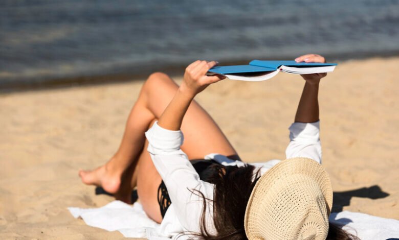 Persona relajada en la playa durante las vacaciones
