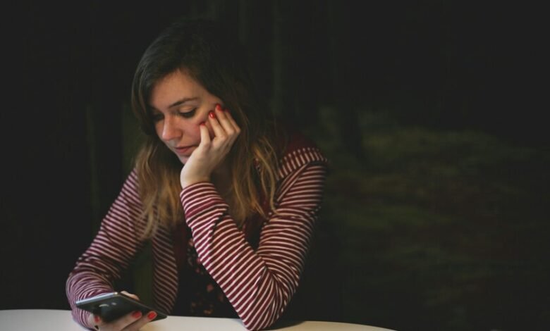 Una persona mirándose al espejo con una expresión de insatisfacción