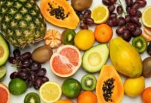Frutas y verduras frescas en una mesa