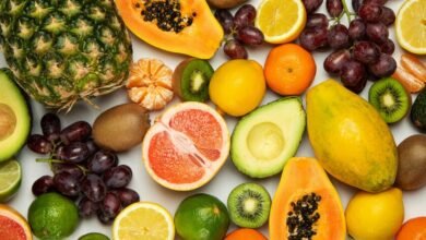 Frutas y verduras frescas en una mesa