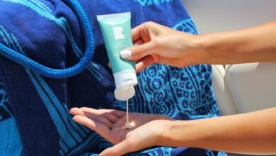 Imagen de una persona aplicando crema solar en la playa