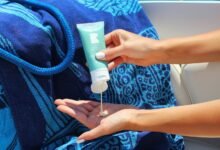 Imagen de una persona aplicando crema solar en la playa
