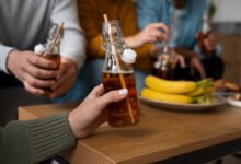Una imagen de una botella de kombucha con una etiqueta que dice 'Kombucha casera'