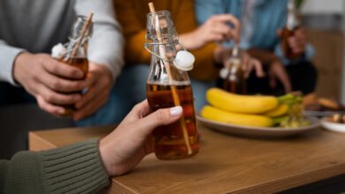 Una botella de kombucha en una mesa de madera