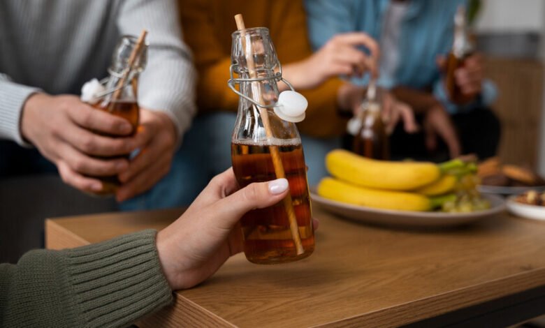 Una botella de kombucha en una mesa de madera