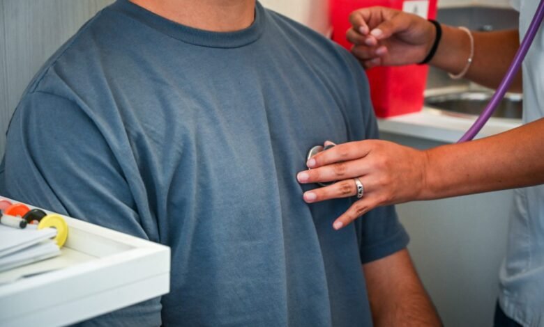 Imagen de un médico realizando un examen de próstata a un paciente