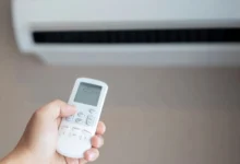 Imagen de un aire acondicionado y un ventilador en una habitación