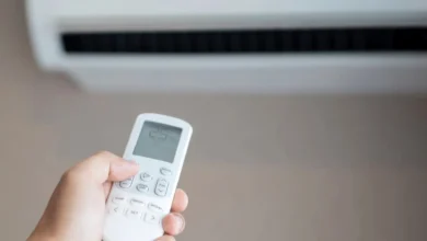 Imagen de un aire acondicionado y un ventilador en una habitación