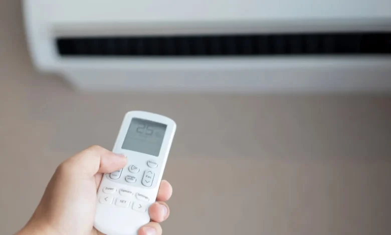 Imagen de un aire acondicionado y un ventilador en una habitación