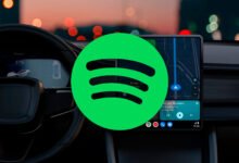 Imagen de un vehículo con Android Auto y Spotify en la pantalla