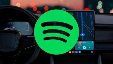 Imagen de un vehículo con Android Auto y Spotify en la pantalla
