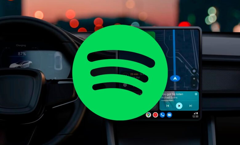 Imagen de un vehículo con Android Auto y Spotify en la pantalla