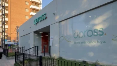 Imagen de un médico realizando un examen de próstata a un paciente