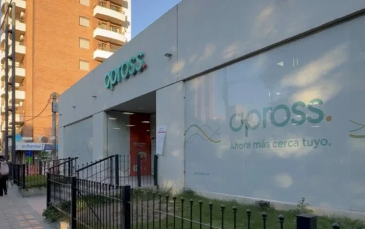 Imagen de un médico realizando un examen de próstata a un paciente
