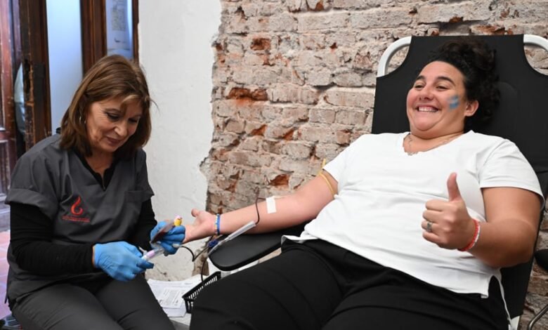 Voluntarios donando sangre en una jornada de donación en Córdoba