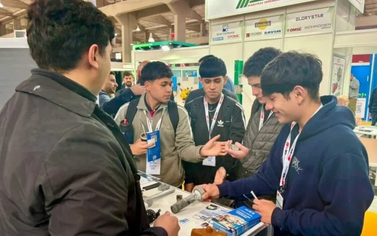 Estudiantes de Córdoba visitan la Bienal Metalmecánica 2026