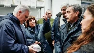 Recién nacido recibiendo atención médica