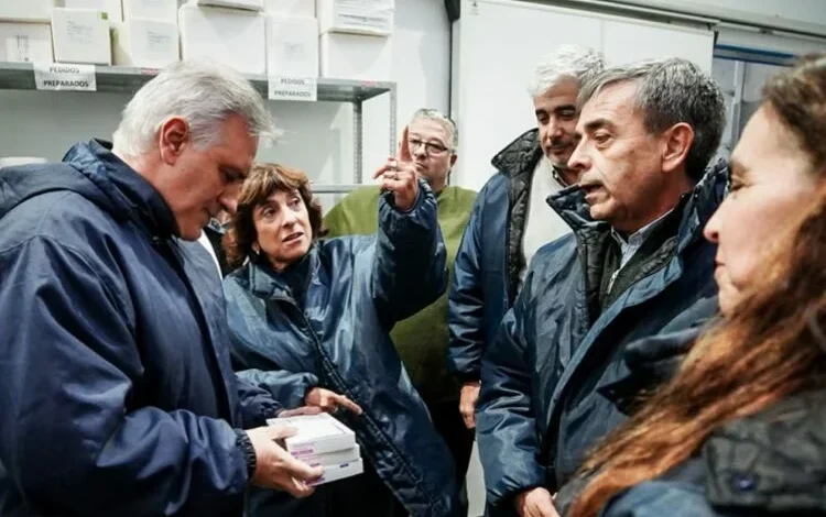 Recién nacido recibiendo atención médica