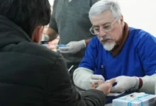 Imagen de una persona realizando un test de VIH