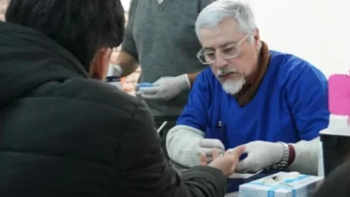 Imagen de una persona realizando un test de VIH