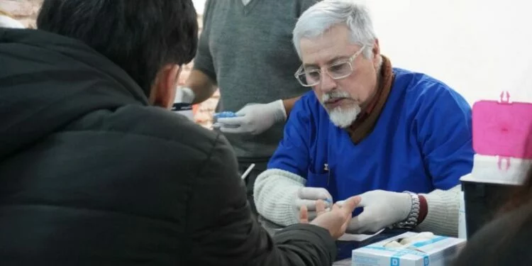 Imagen de una persona realizando un test de VIH