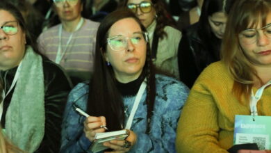 Imagen de un grupo de emprendedores trabajando juntos en un evento de networking