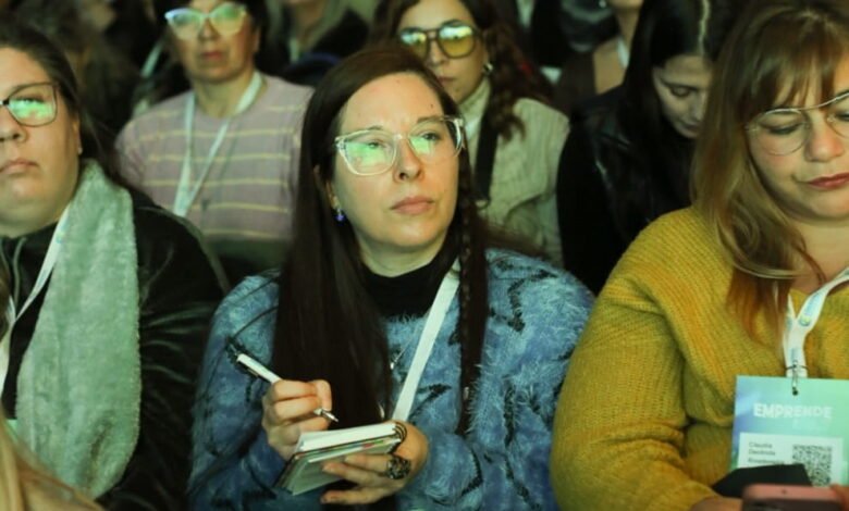 Imagen de un grupo de emprendedores trabajando juntos en un evento de networking