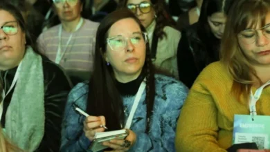 Emprendedores en Córdoba trabajando juntos en un espacio de coworking